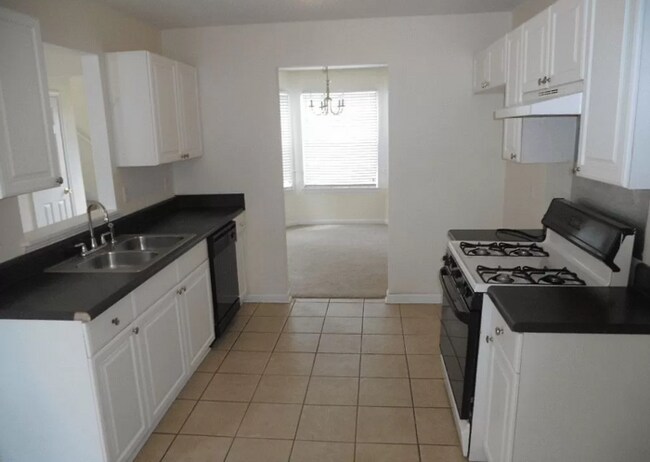Foto del edificio - Large 2-Story Home w/4 Bdrs 2.5 Ba, 2 Driv...