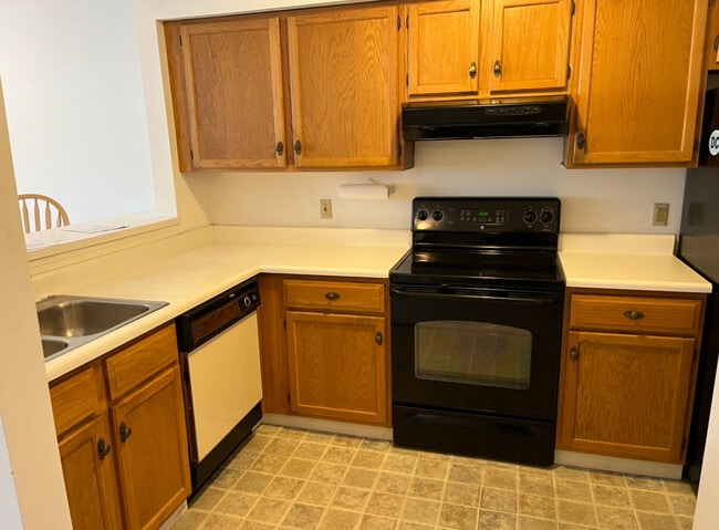 Kitchen with appliances view 1 - 18 Smithwheel Rd