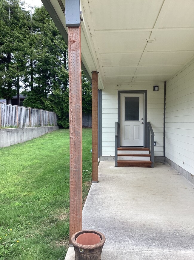 Building Photo - 1365 SW Fairway Dr