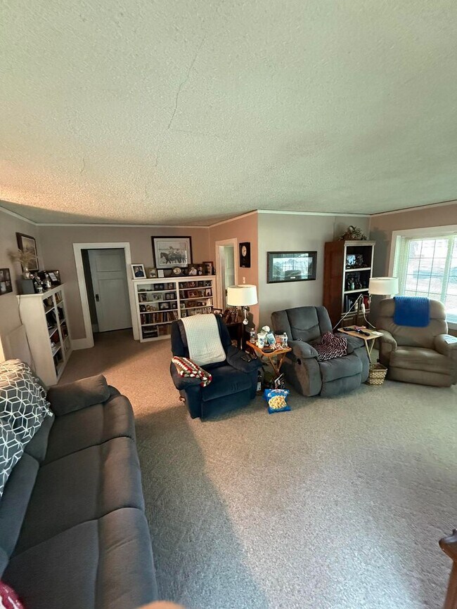 Building Photo - Warm & Furnished 2BR Home Near Billings Cl...