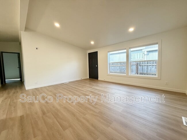 Building Photo - 548 N 9th St