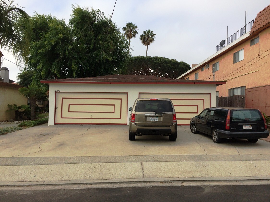 Building Photo - 2216 Vanderbilt Ln