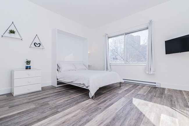 Building Photo - 1439 Rue Saint-André