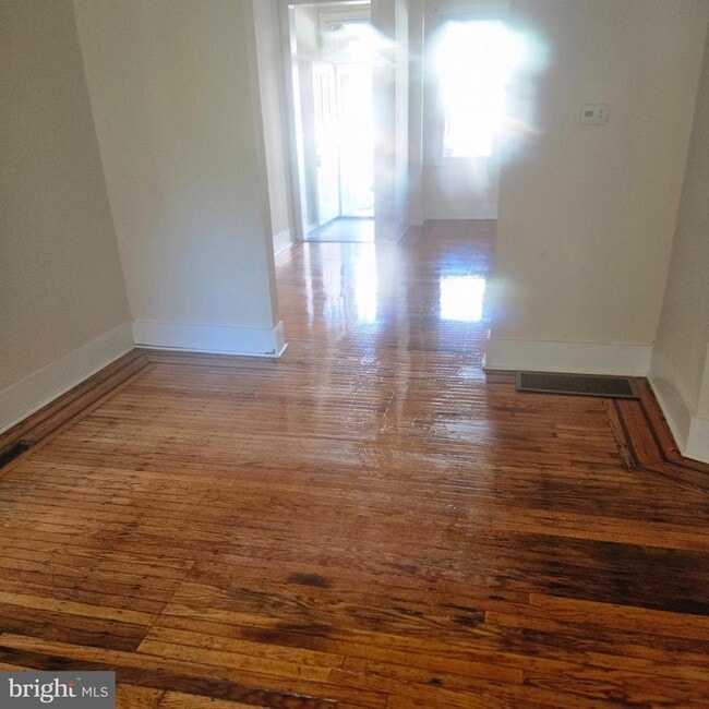 Building Photo - 3859 N Sydenham St