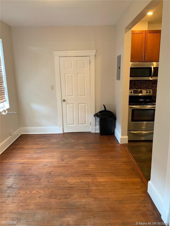 Building Photo - 2 br, 1 bath Condo - 373 NE 125th St