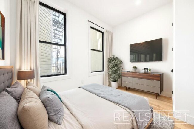 Foto del edificio - Brand New Large 3 Bed 2 Bath in Bushwick Townhouse!