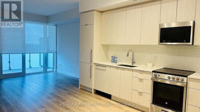 Photo du bâtiment - 430 Square One Dr