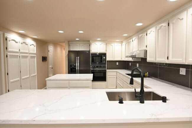 Building Photo - Tranquil / Updated Townhome in Gated in Vi...