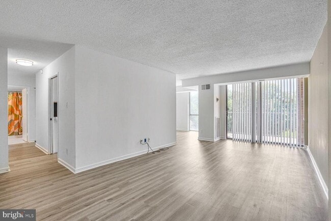 Building Photo - 2300 Pimmit Dr