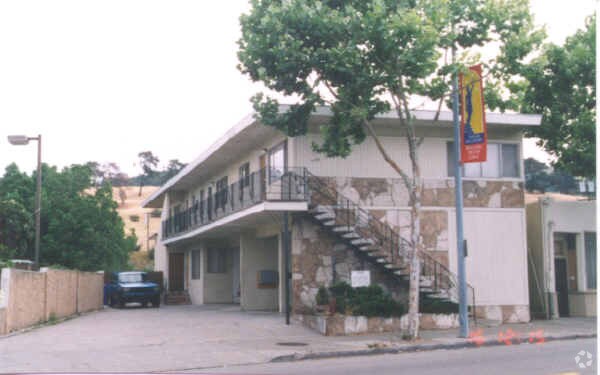 Foto del edificio - 390 Macarthur Blvd