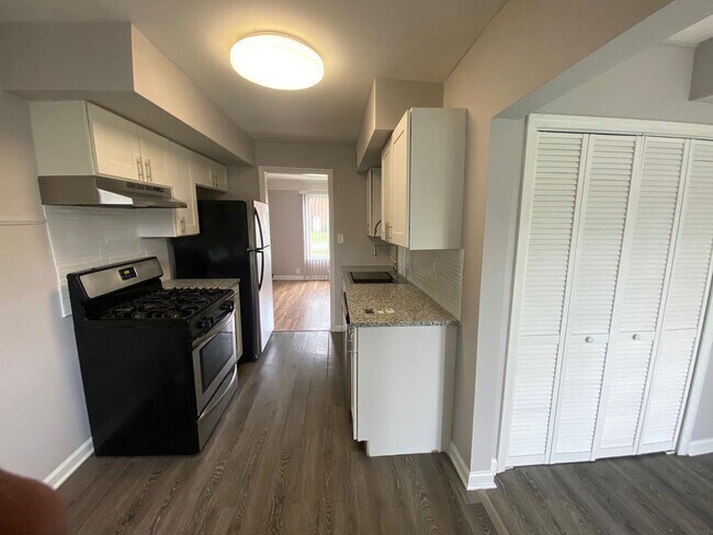 Foto del edificio - Spacious Single-Family Home for Rent in Euclid — Great Location & Ready to Move In!