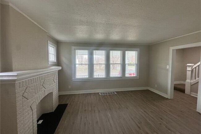 Building Photo - Fully Renovated 3-Bedroom Home – Move-In R...