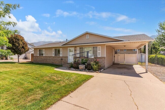 Building Photo - Centerville 3 Bedroom 2 Bathroom Home Available!