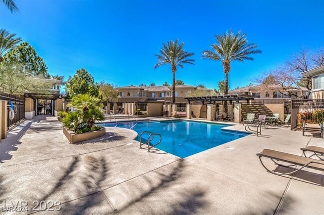 Foto del edificio - 664 Peachy Canyon Cir