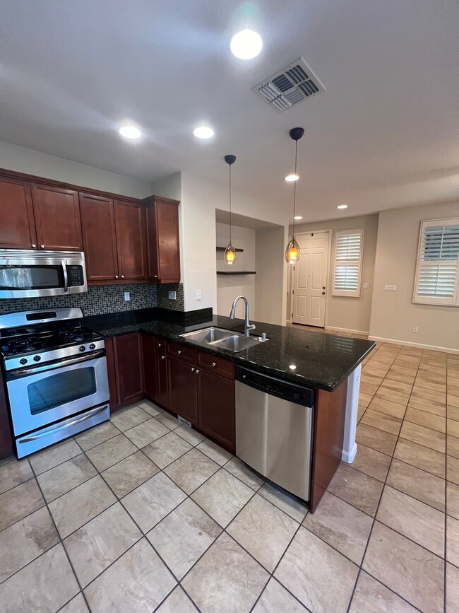 Building Photo - Prime Location in Roseville! 3 Bedroom Low...