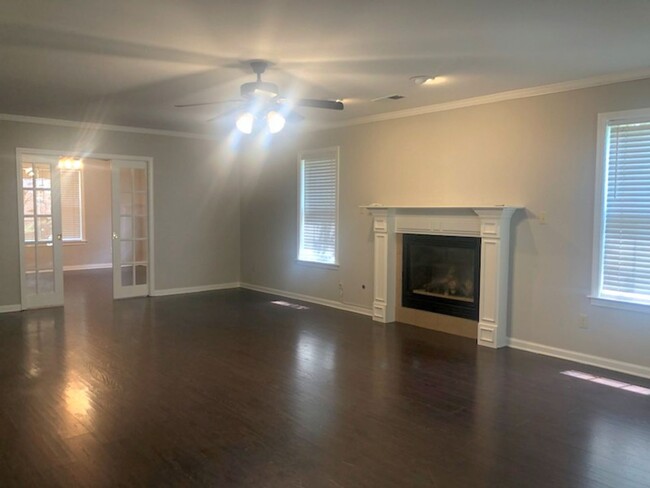 Building Photo - Beautiful home ready for you!