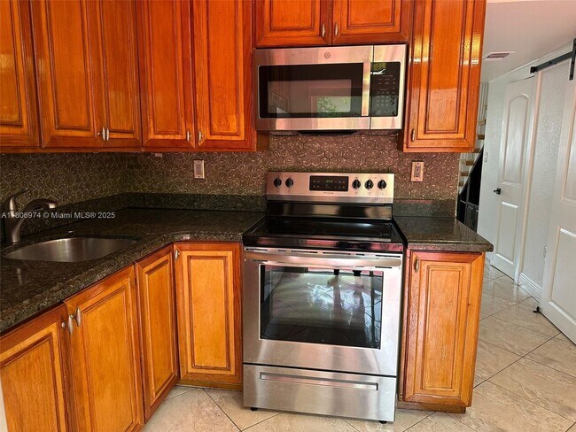 Foto del edificio - 680 NW 82nd Pl