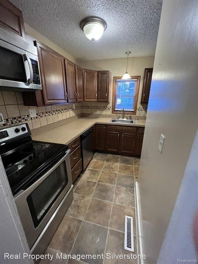 Building Photo - 3 br, 2 bath House - 102 Court