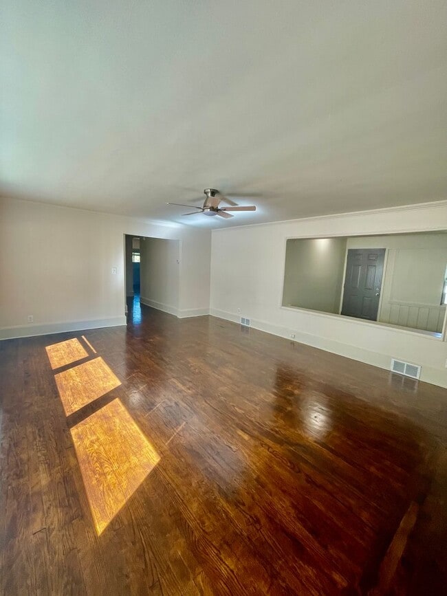 Foto del edificio - Ranch Style 3 Bedroom 2 Bath and 2 car gar...