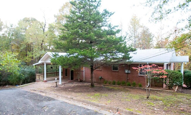 Building Photo - 401 Valley View Dr