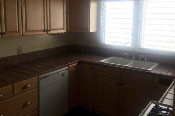 Kitchen/ window view - 1033 S Redondo Blvd