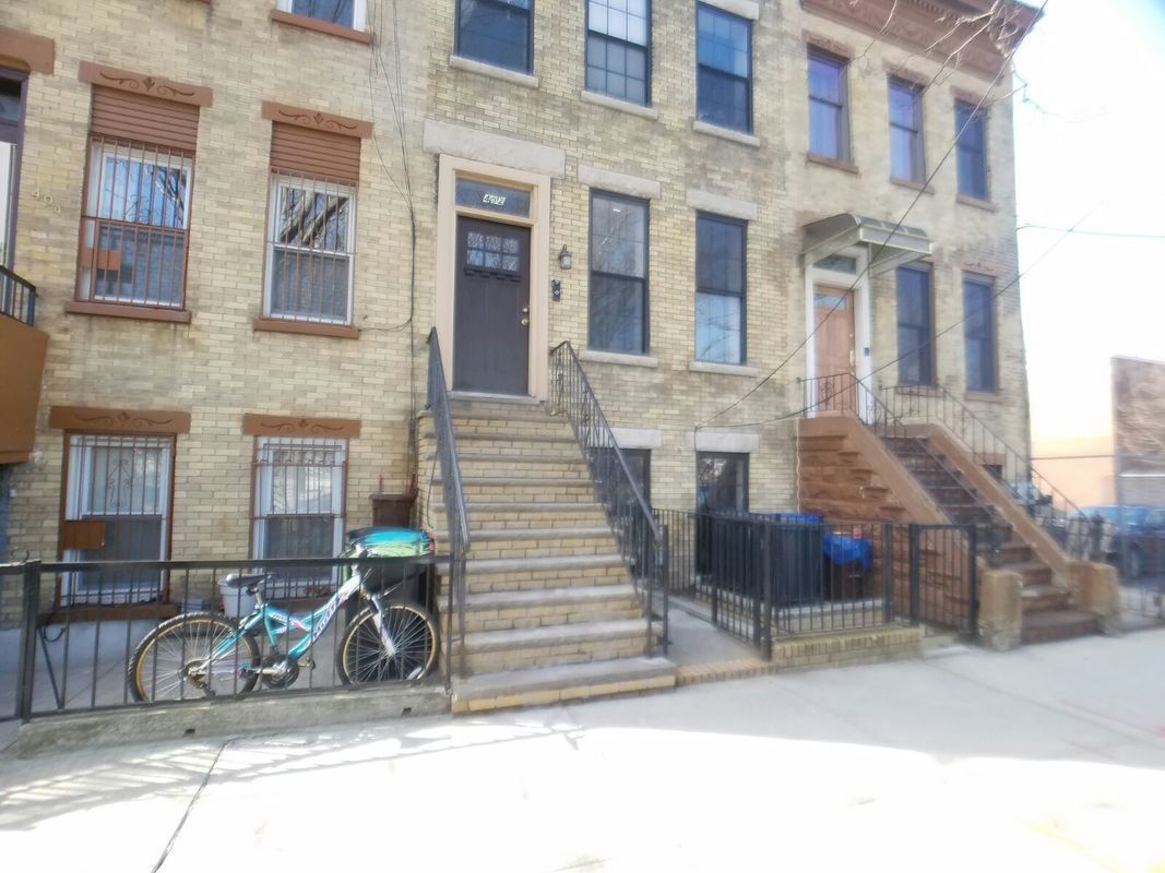 Primary Photo - 492 19th St