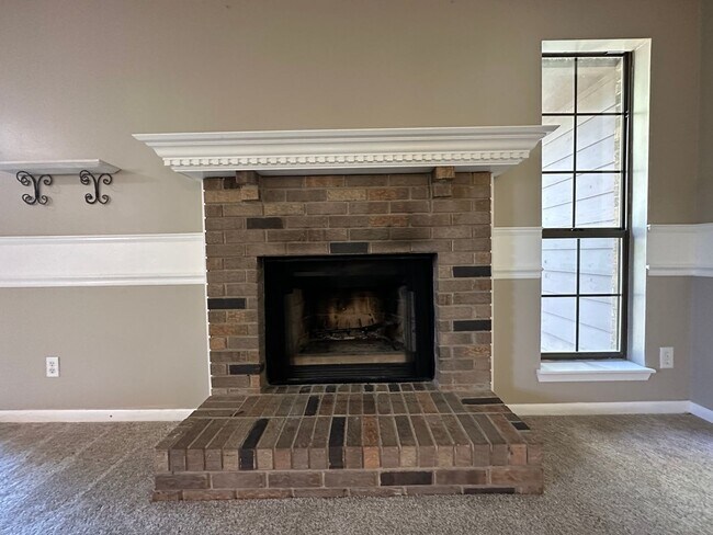 Building Photo - 2 bedroom 2 bath condo w/ balcony & garage...