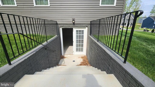 Building Photo - 8703 Davis Ct