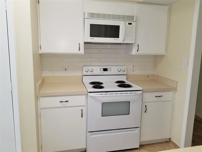 Building Photo - 3303 E Greenridge Dr
