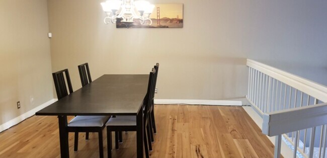 Foto del edificio - Gorgeous Townhouse in La Jolla Colony's Madrid Complex in the heart of UTC!