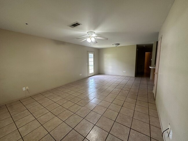 Building Photo - Welcome to this charming 3-bedroom, 2-bathroom home located in the heart of Russellville, AR.
