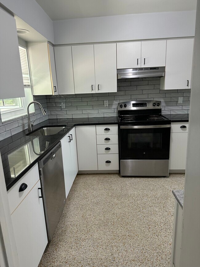 Foto del edificio - 7000 Pinehurst Dr