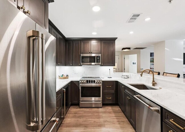 Foto del edificio - Georgetown Style with Garage PARKING