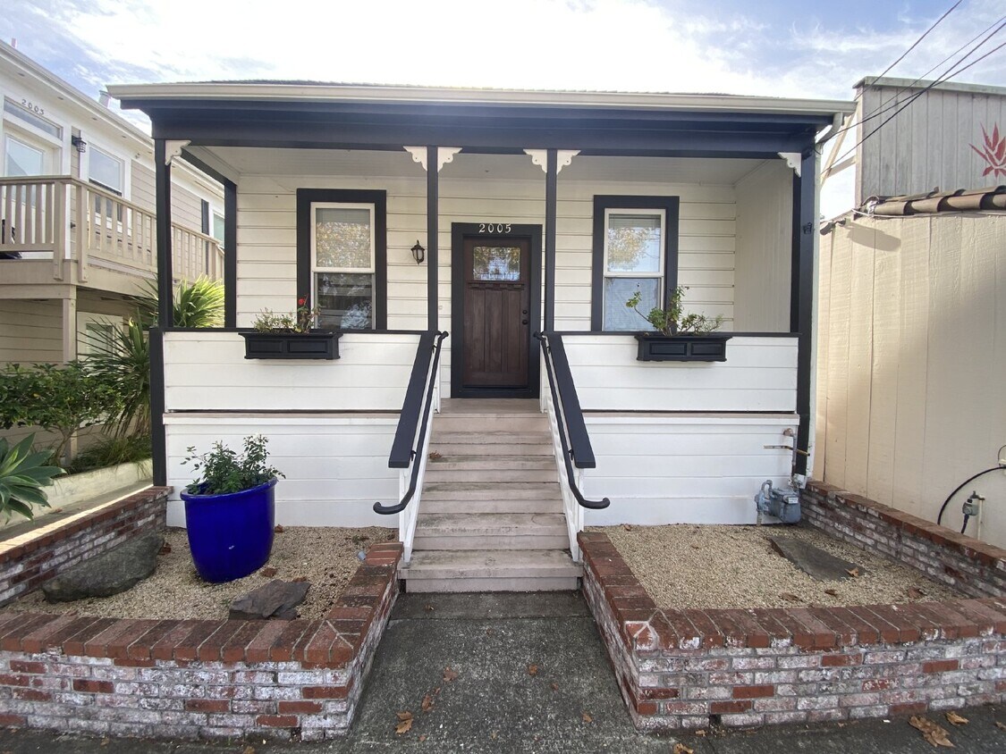 Primary Photo - Adorable 2 Bedroom Cottage Style home minu...