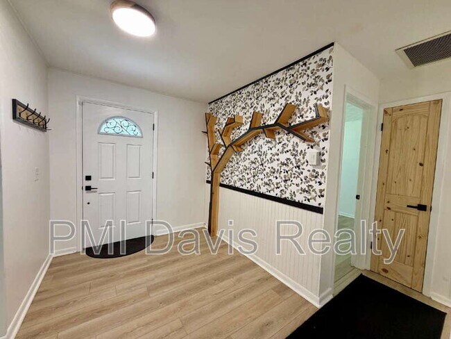 Foto del edificio - 332 Whispering Woods Drive