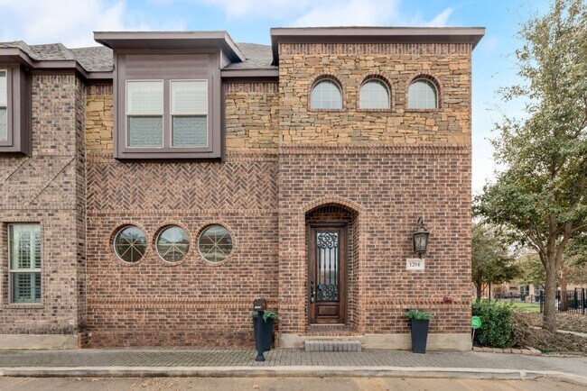 Foto del edificio - Modern 3 Bed Townhouse with Granite Countertops and Hardwood Floors in Keller, TX