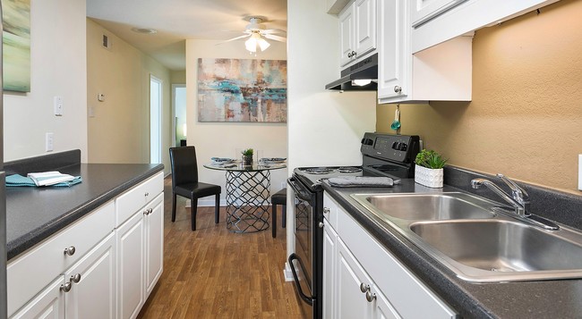 Kitchen - Holly Hills Apartment Homes