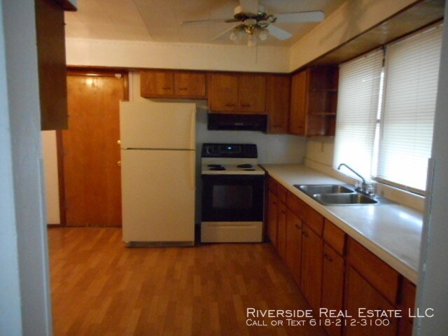 Building Photo - 2 Bedroom House with 1 car garage for rent!