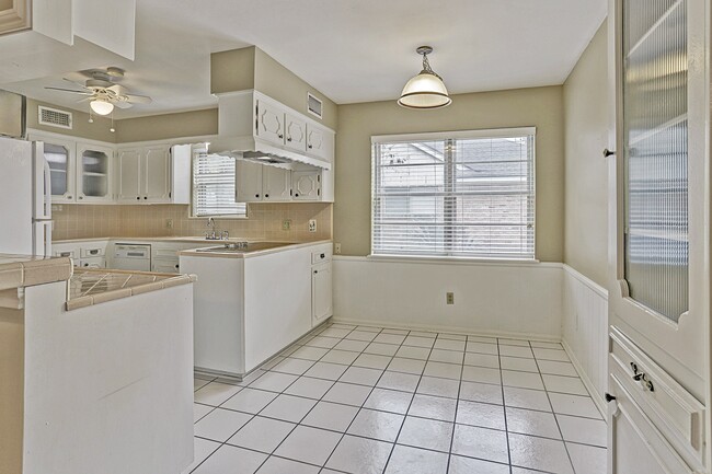 Building Photo - 1070 Curtin St