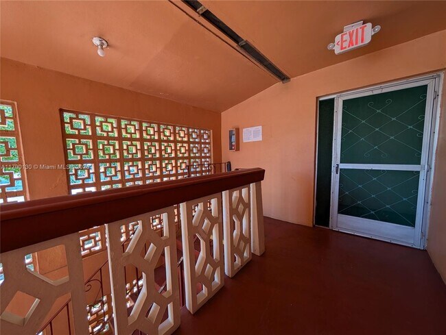 Foto del edificio - 19080 NE 3rd Ct