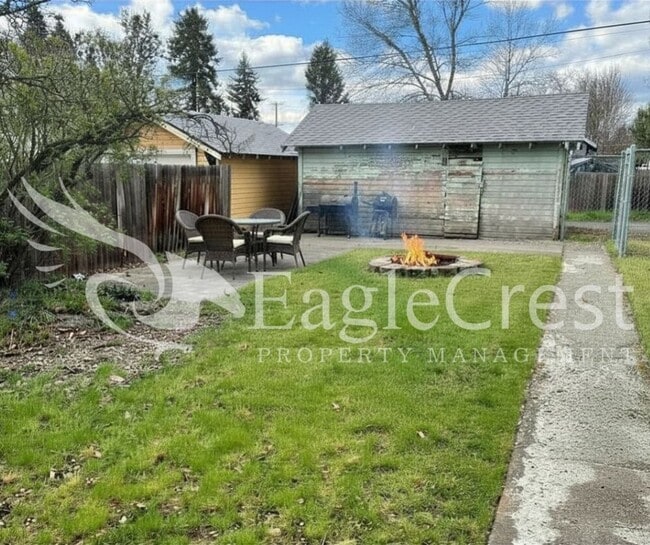 Building Photo - Charming 3BR Home with Spacious Yard & Bonus Living Space