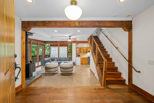 Foto del edificio - 975 Logan Creek Rd