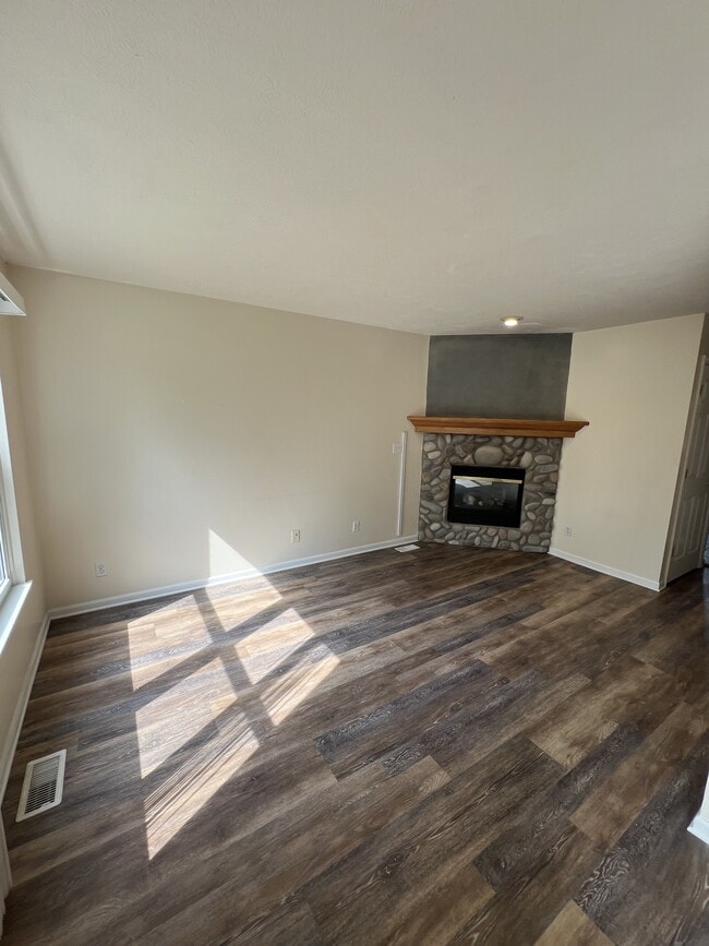 Building Photo - 635 Renker Rd
