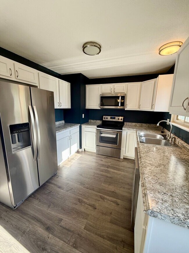 Building Photo - 3 Bedroom Home with Large Yard