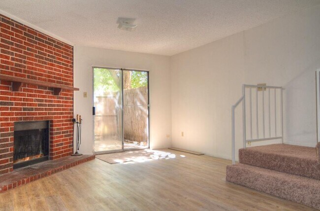 Foto del edificio - 10500 Lake June Rd