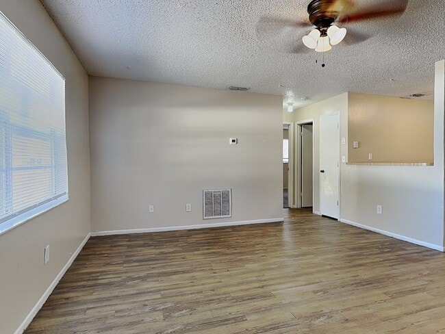 Foto del edificio - 15696 Bolesta Rd