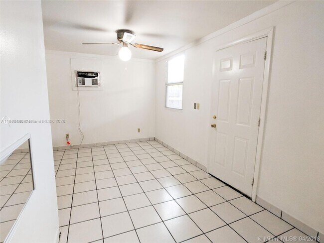 Foto del edificio - 2433 SW 11th St