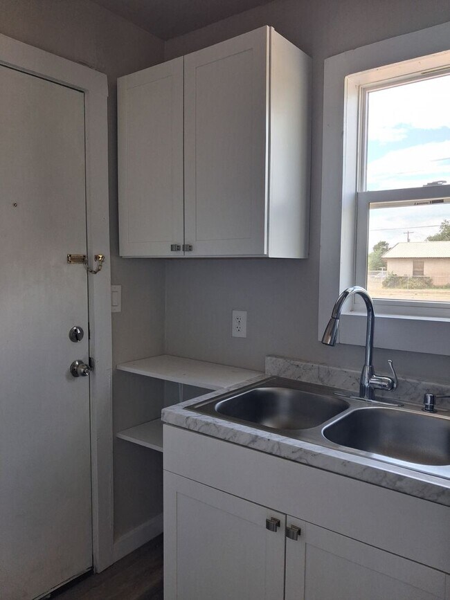 Foto del edificio - Cute Updated One Bedroom Near Park & Schools!  Pets Welcome!