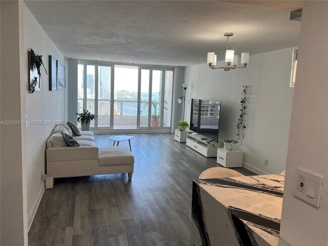 Building Photo - 1717 N Bayshore Dr