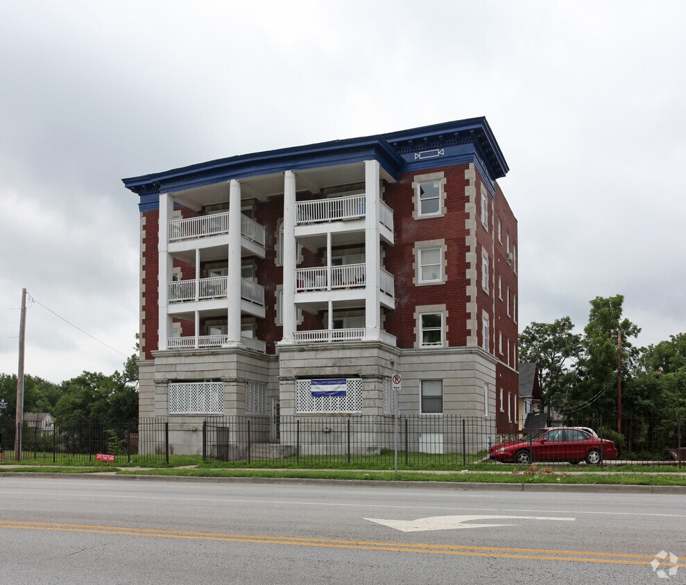 Foto principal - 2119-2121 E Linwood Blvd
